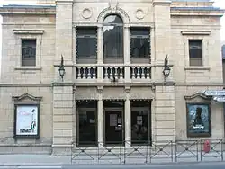 Entrée du cinéma avec affiches
