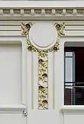 Détail de la façade : chute de fleurs.