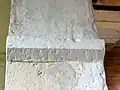 Décor géométrique : lignes brisées gravées.