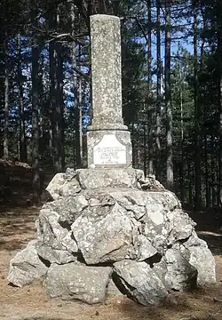 Le Cippo della Stragola, stèle commémorant la capture des frères Bandiera survenue en ce lieu.
