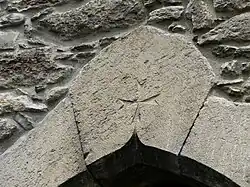 Croix de Malte gravée sur la maison du XVe siècle.