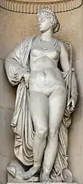 Circé (1860), Paris, façade sud de la cour Carrée du palais du Louvre.