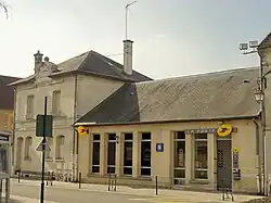 Le bureau de poste.