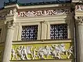 Rénovation de la façade et nouvelles couleurs pour les bas-reliefs en 2007.