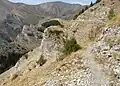 Le chemin de ronde dans les pierriers au sud-est du cirque.