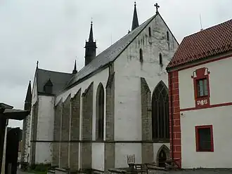 L'abbatiale vue depuis l'ouest.