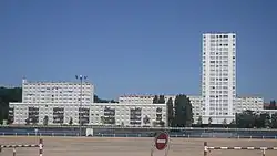 La cité des Ailes depuis le parc omnisports en rive gauche.