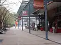 La résidence Temporim, depuis l'allée centrale de la cité internationale en 2017. Au fond, l'esplanade Raymond-Barre.