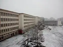 https://upload.wikimedia.org/wikipedia/commons/8/82/Cit%C3%A9_scolaire_Fr%C3%A9d%C3%A9ric_Chopin_sous_la_neige.jpg
