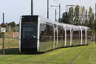 Rame de tramway faisant demi-tour au terminus nord Vaucanson.