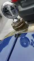 Le thermomètre sur le bouchon de radiateur.