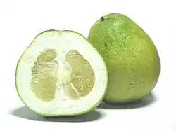 Un agrume vert jaunâtre en forme de poire à peau épaisse et pulpe vert jaune