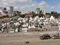 Vue du cimetière Saint-Louis et des gratte-ciels de La Nouvelle-Orléans.