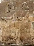 Deux fonctionnaires. Bas-relief de la salle 11 du palais.