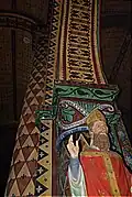 Statue et peintures.