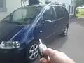 La télécommande permet d'agir à distance sur le verrouillage. Automatiquement les 4 clignoteurs fonctionneront pendant un petit moment confirment que le système à bien fonctionné.