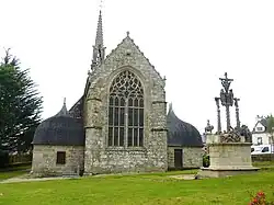 Église paroissiale et le calvaire.