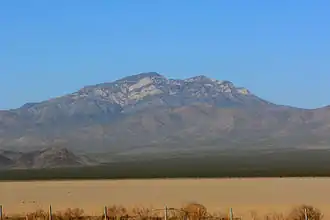 Clark Mountain depuis l'Interstate 15 quand elle traverse le lac salé d'Ivanpah dans le Désert des Mojaves.