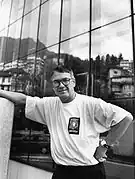 Claude Nobs photographié par Erling Mandelmann devant le Centre des Congrès entre 1977 et 1993.
