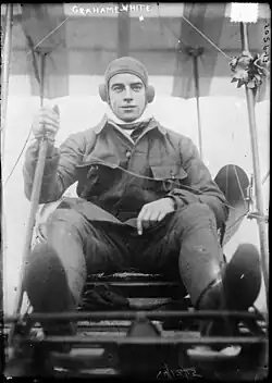Photographie noir et blanc de Claude Grahame-White en combinaison de vol et casque en cuir