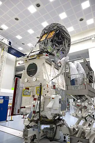 Description de l'image Cleaning EarthCARE ESA25462753.jpg.