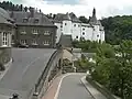 Le château dans le village en 2011.