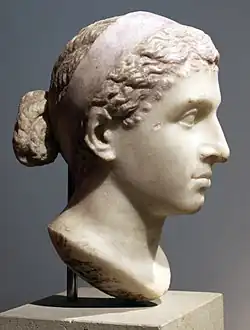 Portrait de Cléopâtre issu d'une statue (perdue) de la reine, de taille naturelle. Règne 40-30 AEC. Trace de violet sur le diadème. Découverte inconnue.Altes Museum, Berlin.