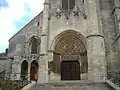Portail vu du bas du parvis