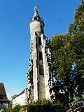 La statue de la Vierge en haut de la tour en ruines.