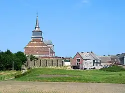 L’église Saint-Jacques-le-Majeur (XVIIIe&nbsp;siècle) et les vieilles maisons typiques du village.