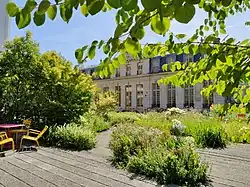 Façade arrière, vue du jardin.