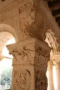 Pilier Dfeuillage et taureau, symbole de saint Luc.