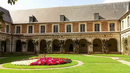 Le cloître.
