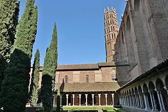 Le cloître (14e s.) et le clocher (13e s.).