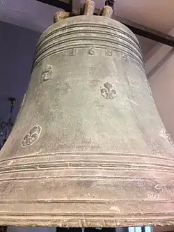 Une des cloches conservée au Musée Lambinet. « 1684 » est mentionné.
