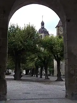 Clocher de l'église, grande cour, vue du portail principal.