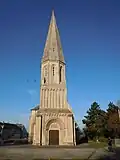 Vue de la tour romane orientée côté est.