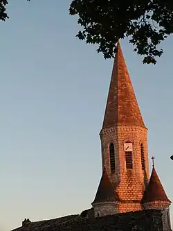 Le clocher dans la lumière du soleil couchant.