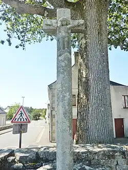 Le calvaire du XVe&nbsp;siècle au sein de l'enclos paroissial.