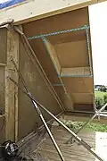 Cloison intérieure et élément de toiture.
