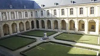 Le cloître Classé MH (1889).