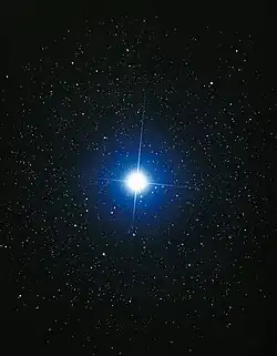 Une étoile brillante sur un fond bleu sombre.