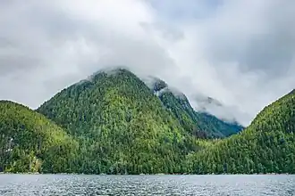 Montagnes visible de la rive nord de l'île Pooley