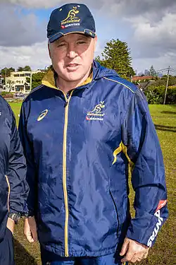 Portrait d'un homme en tenune de sport, avec une casquette.
