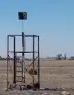 Photographie d'une structure verticale, probablement en métal et qui dépasse du sol.