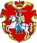 Blason rouge surmonté d'une couronne, portant un chevalier gris muni d'une épée grise et d'un écu blanc et or, monté sur un cheval blanc cabré harnaché et caparaçonné de bleu.