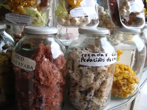 Cocadas colombiens en pots.