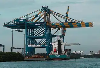 Le port de conteneurs.