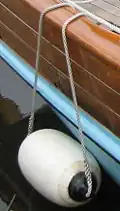 Pare-battage sur un voilier de plaisance.