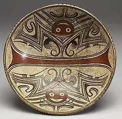 Coupe à pied. Chaman (dans une image miroir) en vol magique sous forme de chauve-souris. 600-800. D. 27,7 cm. Walters Art Museum